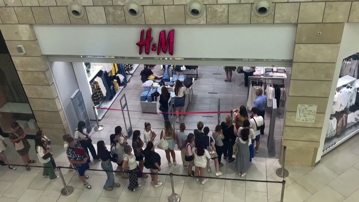 Poslední možnost nakoupit v H&M. V Moskvě se před prodejnami tvořily obří fronty